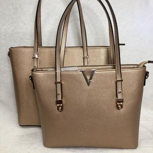 Beautiful bag comes with wallet same color and strap